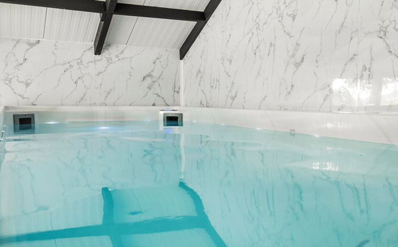 Vacation home with luxurious and large jacuzzi