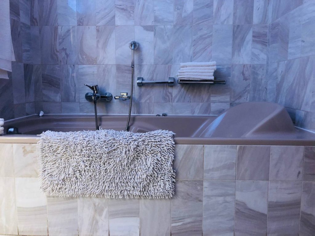 1 van de 2 heerlijke badkamers van deze prachtige bungalow die te huur staat