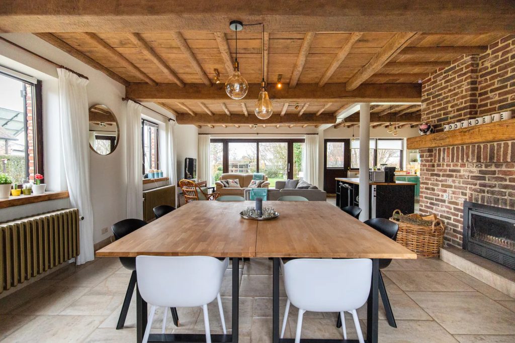 Deze bungalow staat te huur. De sfeervolle woonkamer met de grote eettafel! Deze kan worden omgetoverd van de gezellige vierkante opstelling naar een lange rechthoekige voor meer plaats!
