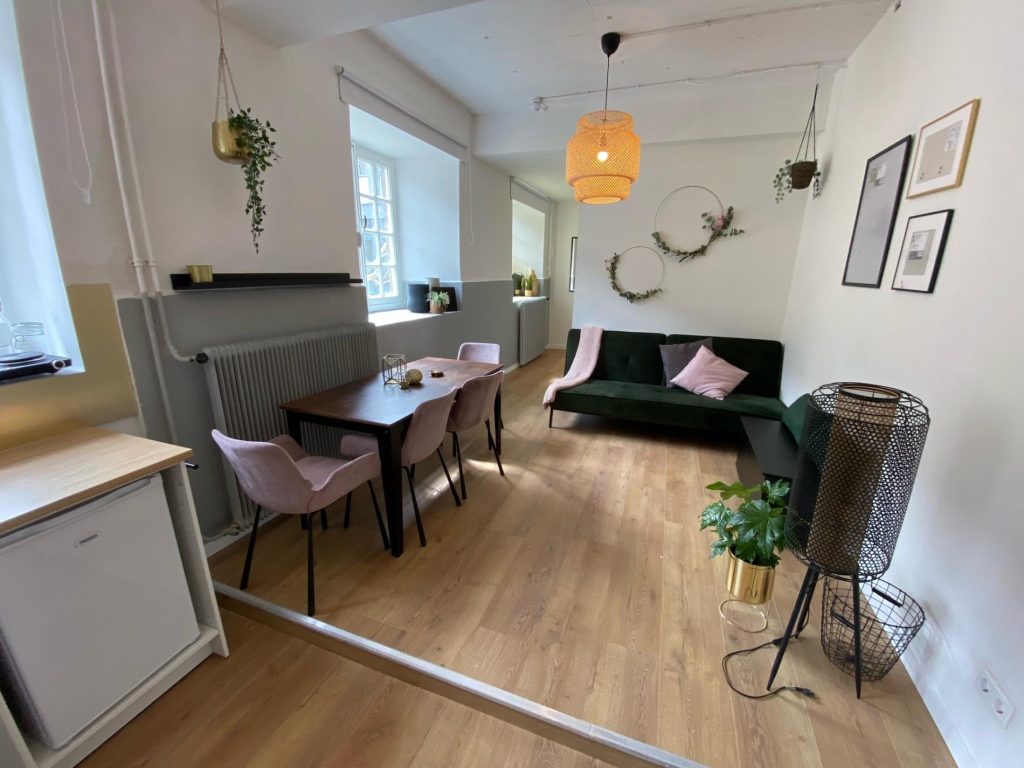 De woonkamer van dit vakantiehuis in Limburg is stijlvol en modern ingericht.