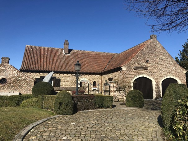 Een vooraanzicht van de idyllische poothoeve, een heerlijk vakantiehuis om met 12 personen de Ardennen en België te ontdekken!