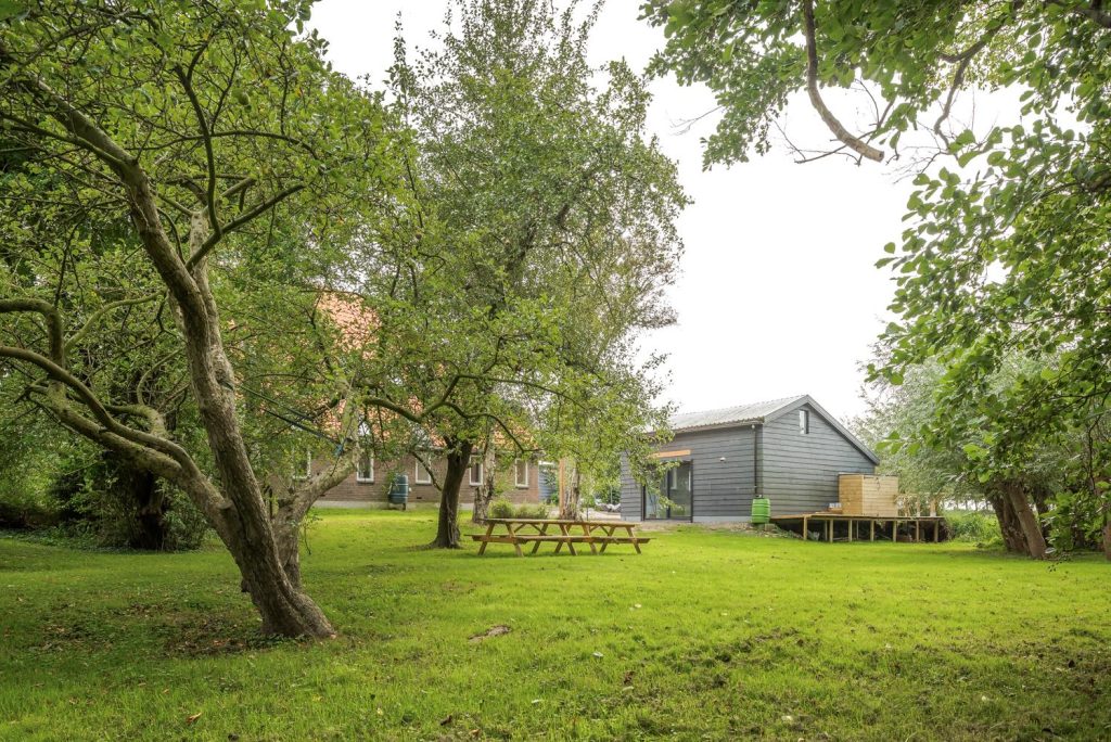 De ruime tuin van deze luxe villa vol groen waar je kunt genieten van de rust en compleet kunt ontspannen.