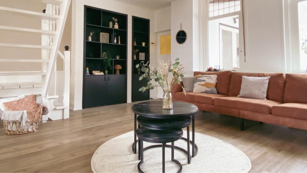 De gezellige woonkamer van dit mooie vakantiehuisje in Zeeland. Wanneer kom jij langs om te genieten van deze heerlijke bank?