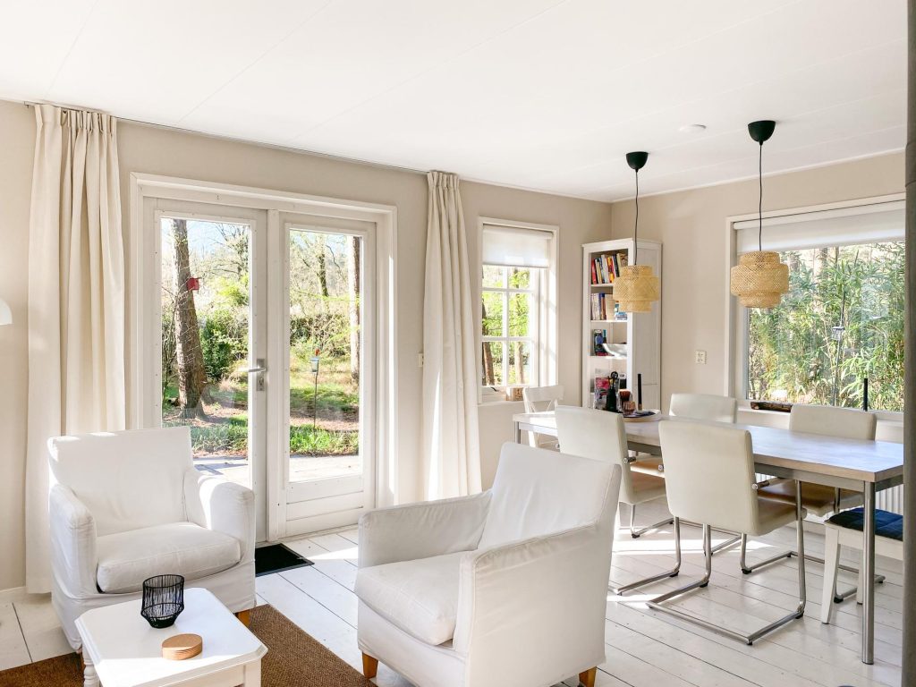 On a beautiful summer day, enjoy the beautiful forests of Overijssel inside and outside. Partly thanks to the large windows in the holiday home!