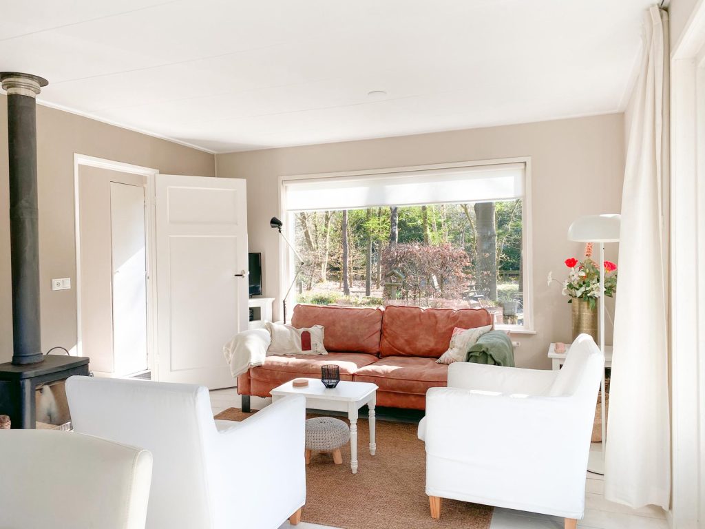 The modern interior with plenty of space for natural light creates a nice atmosphere in this holiday home in Overijssel.
