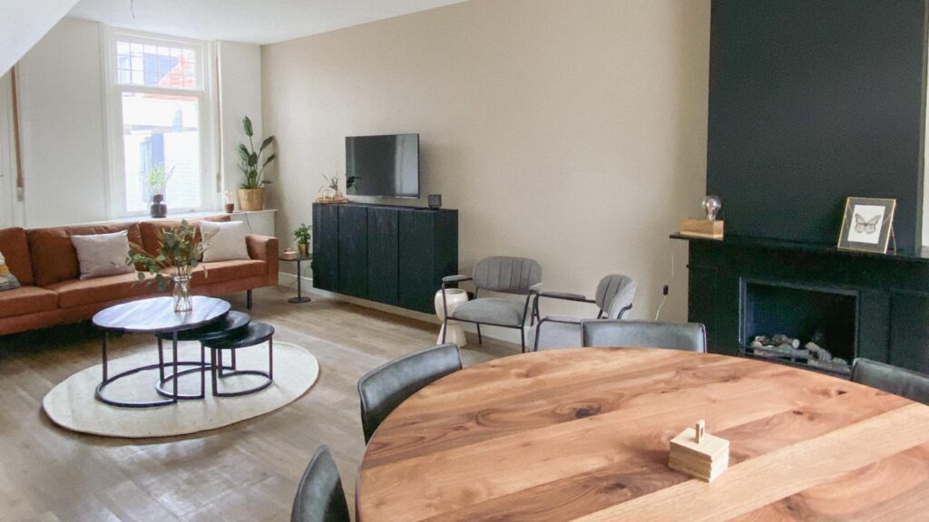 De prachtige woonkamer van dit heerlijke rustgevende rijtjeshuis in Zeeland. Een vakantie accommodatie om niet snel meer te vergeten!